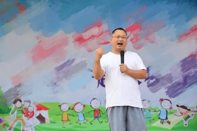 廣東博皓公司總經(jīng)理、鷹之家班主任尹總，為我們本次運動會致開幕詞
