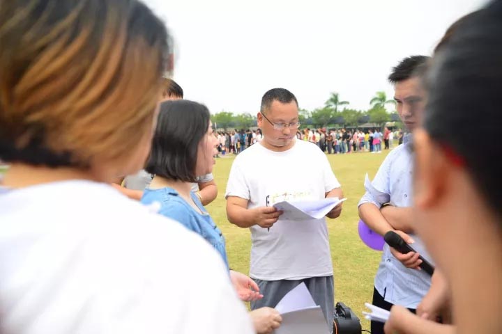 口哨發(fā)令、旗幟落下，比賽的完美呈現(xiàn)，離不開裁判員的辛苦付出，低調(diào)是他們的代名詞