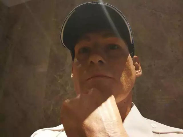 凌厲的眼神流轉(zhuǎn)，目光如炬，手掌的青筋清晰暴出，歲月的紋路無情橫亙——樹脂雕塑《站崗》