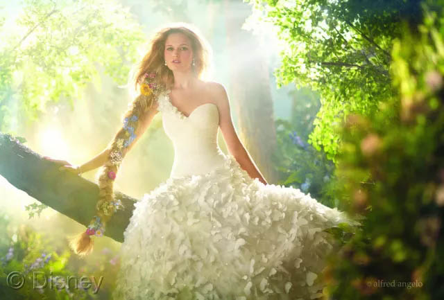 假若將玻璃鋼船艇比喻成一位女生，那么膠衣就是她華美的衣裳！