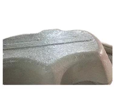 用樹脂和玻璃纖維復(fù)合在浴缸胚料的底部，使成型產(chǎn)品有足夠的強度