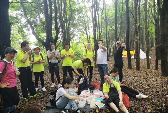 博皓人勞作過后，分享、享受美食