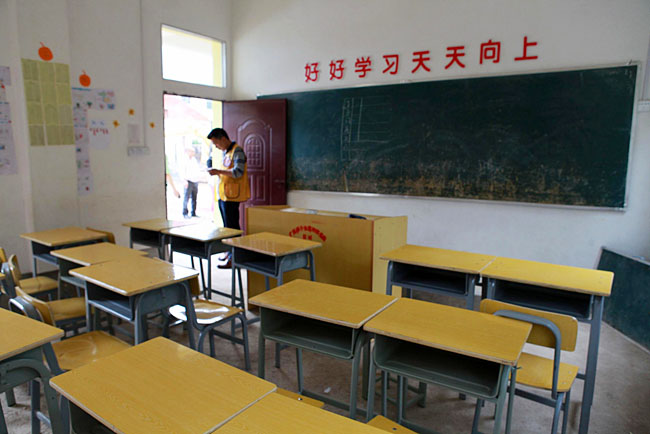 梅嶺小學(xué)僅有20多個(gè)學(xué)生，只有包括1個(gè)校長在內(nèi)的3個(gè)老師