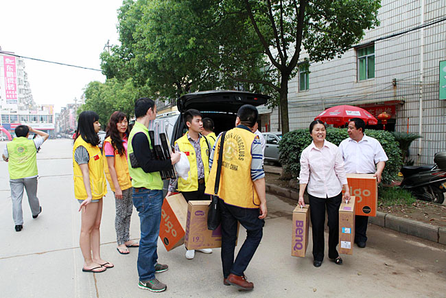 車隊(duì)到達(dá)備田小學(xué)，隨車捐贈(zèng)的物資送到小學(xué)